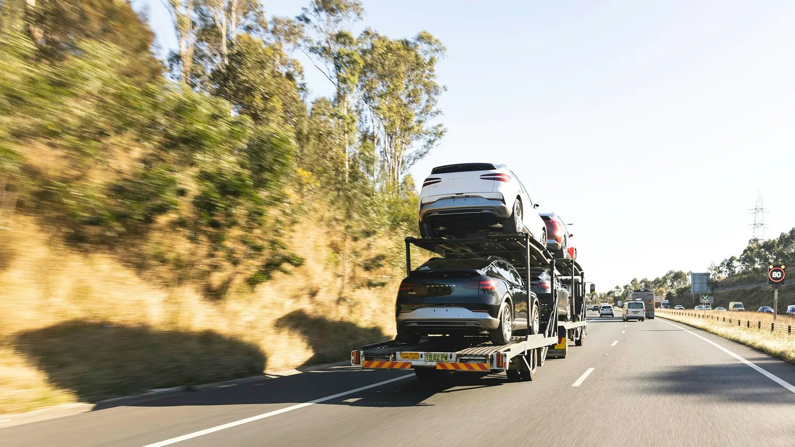 Beladener Autotransporter auf der Autobahn