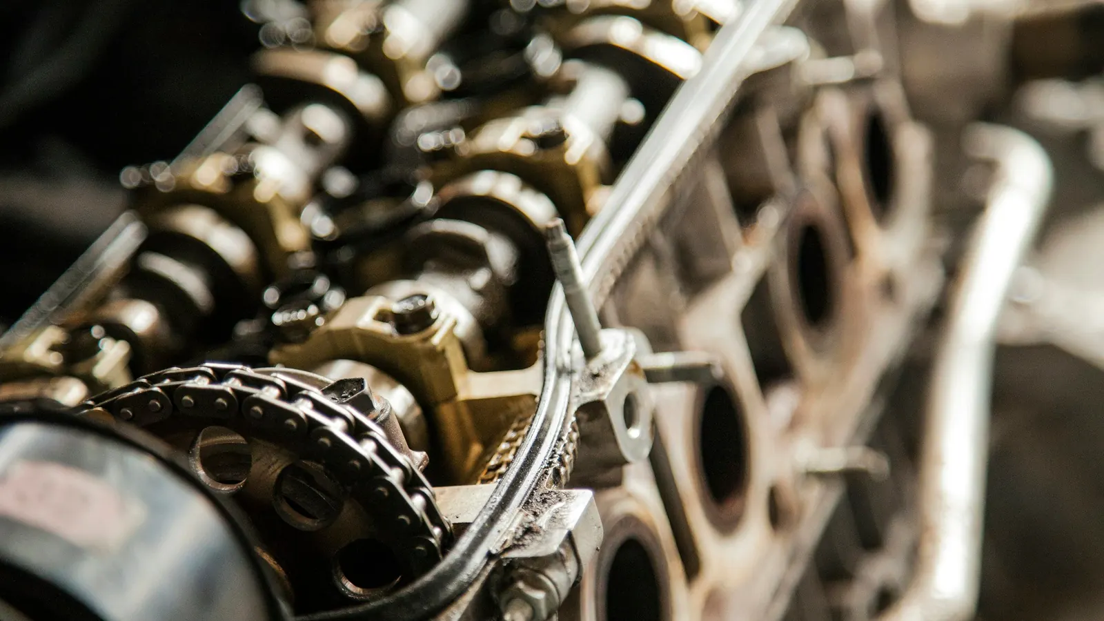 Nahaufnahme eines geöffneten Motors mit Nockenwelle und Steuerkette