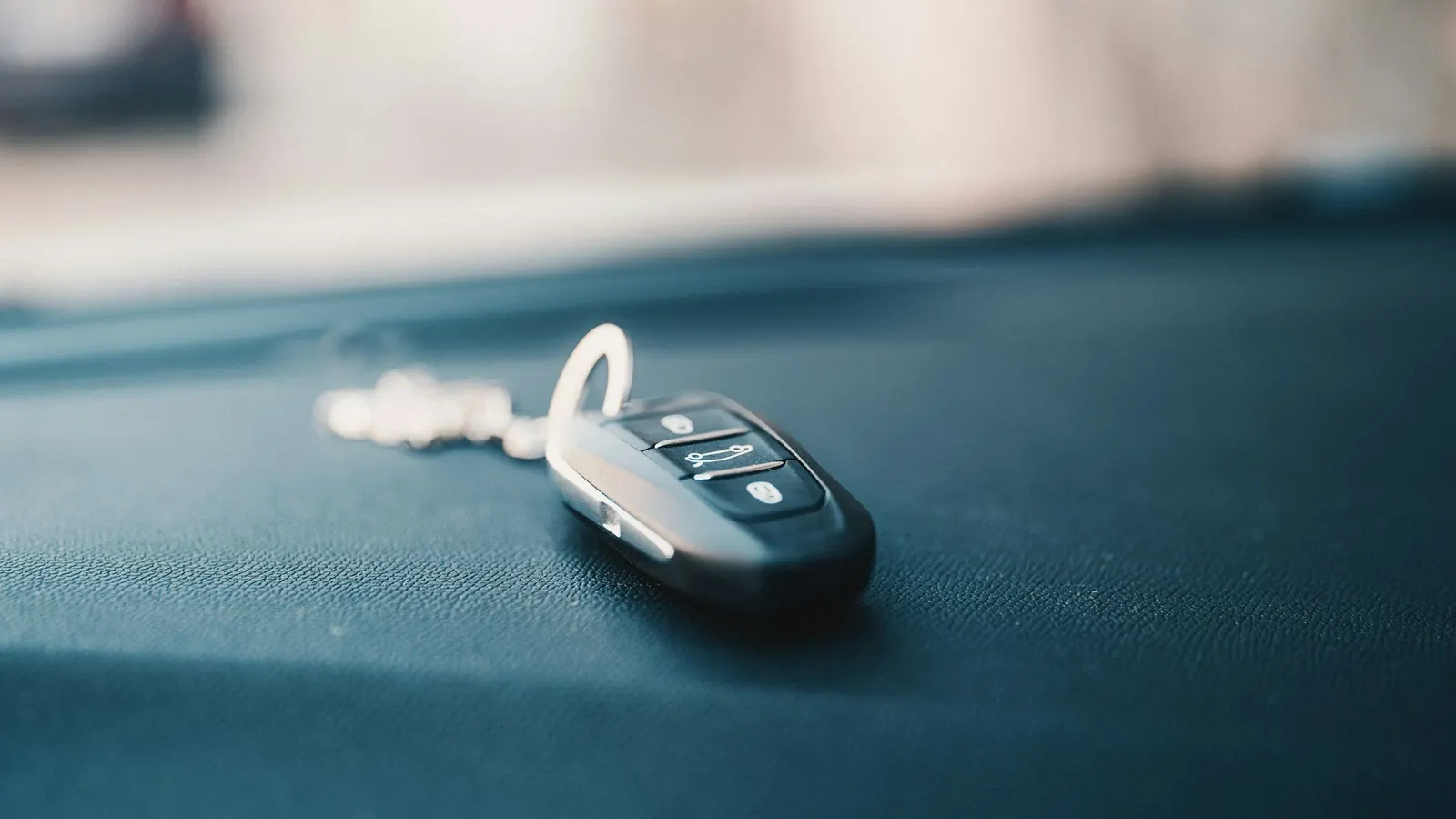 Autoschlüssel auf dunklem Untergrund