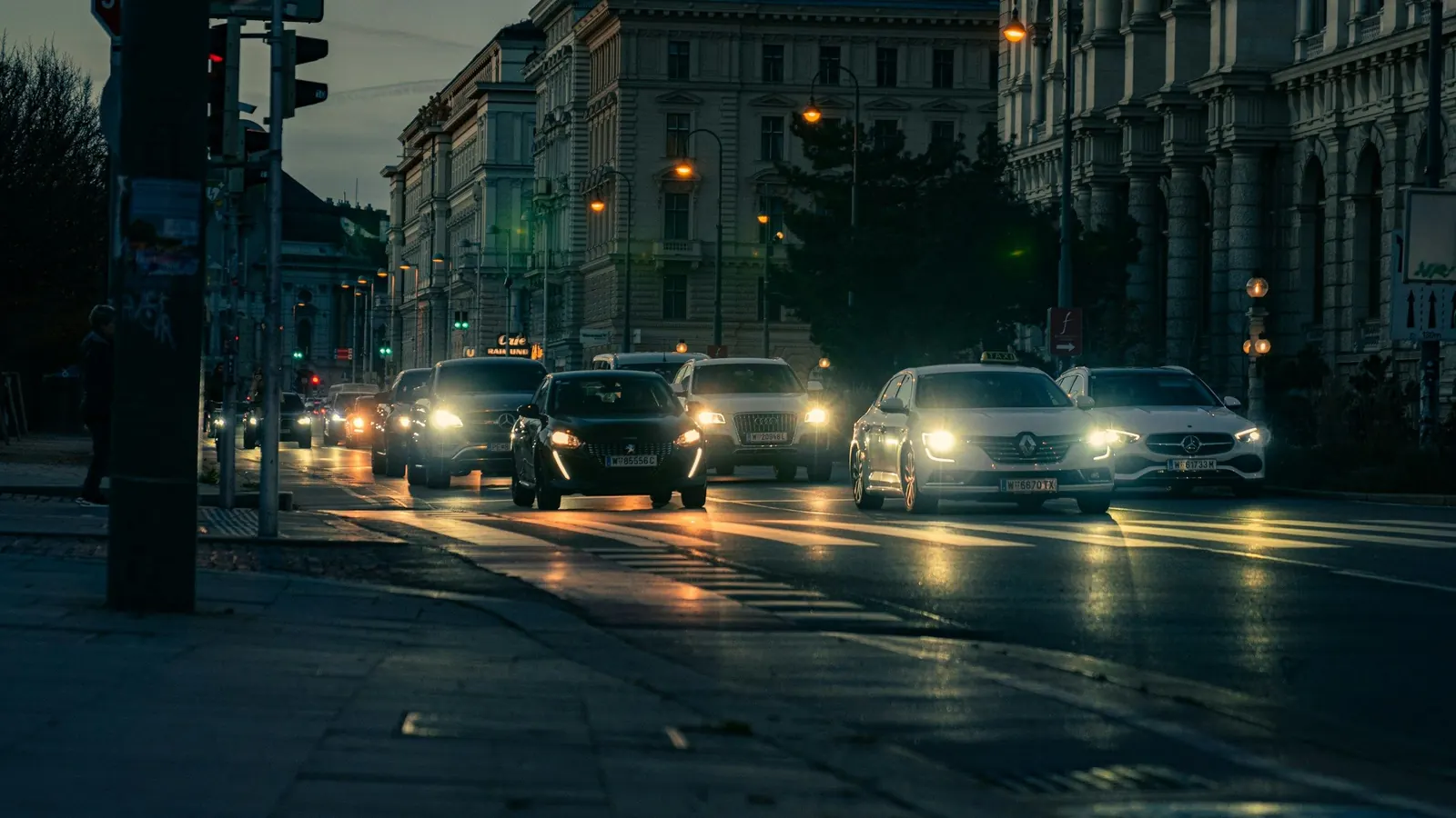 Abendverkehr an der Wiener Ringstraße in der Dämmerung