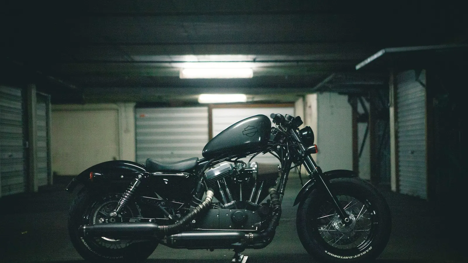 Schwarzes Motorrad in einer Garage